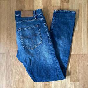 Ett år riktigt snygga tiger of Sweden jeans i väldigt bra skick. Storleken sitter som w30 L32 och är slimfit. Nypris 1600 mitt pris 399, pris kan diskuteras!