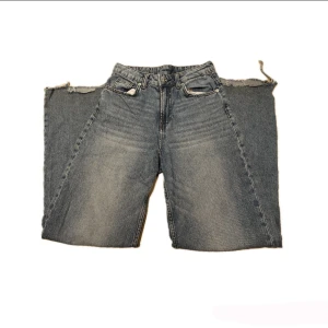 Jeans  - Ett par high waist baggy jeans från hm. Slitna längst nere på benet men annars inga defekter. Storlek 34. För fler mått eller bilder skriv💕