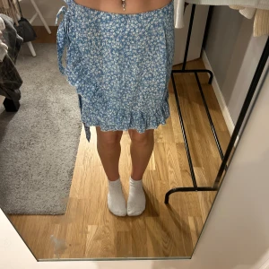 Blommig kjol - Jättefin kjol som nästan aldrig är använd och har inga defekter! Säljer då den inte kommer till användning längre!😊