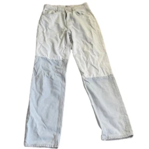 jeans - ljusblåa midwaist jeans med detalj, från gina tricot. fint skick! strl. 40. från premium denim!
