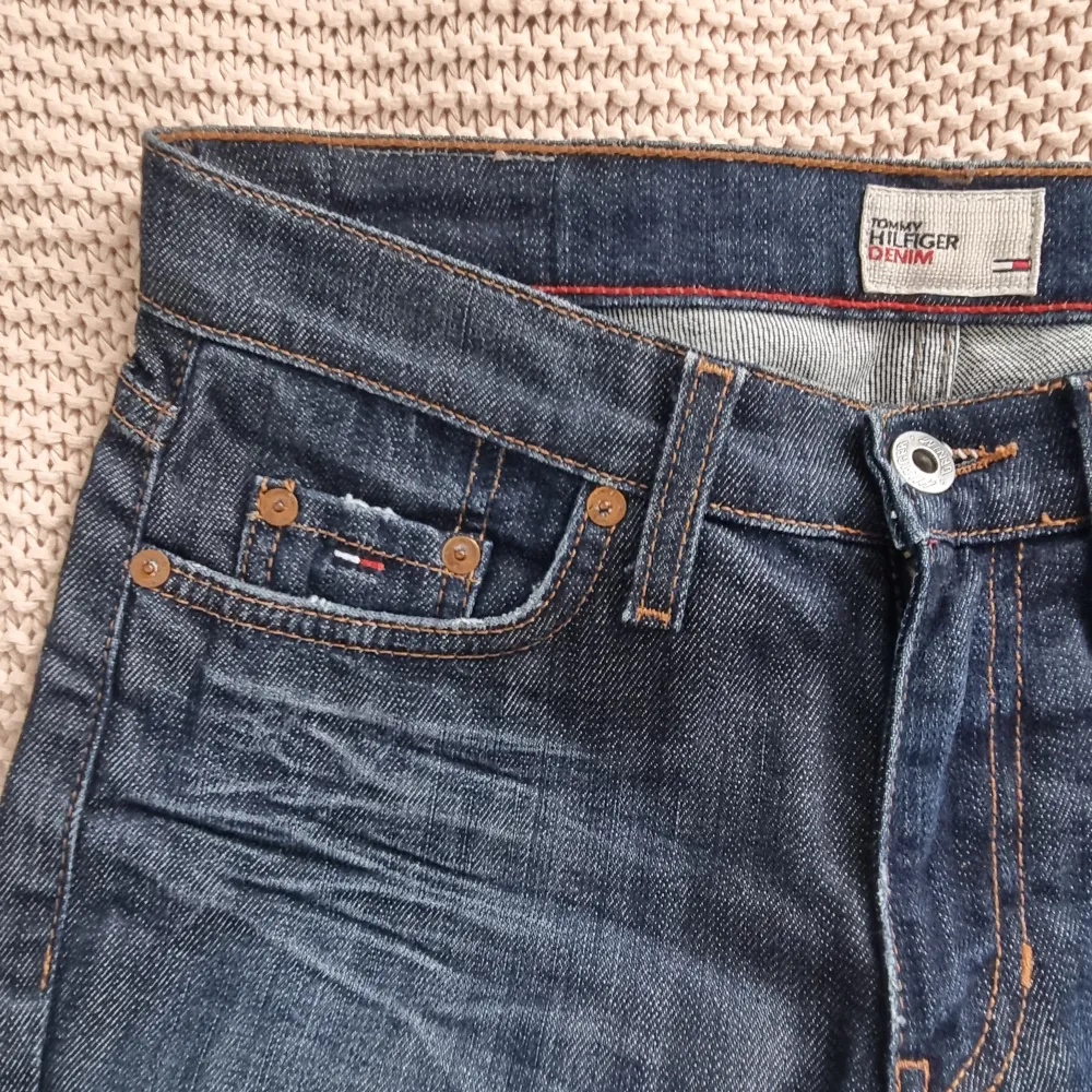 lågmidjade utsvängda jeans från tommy hilfiger😩😩 tyvärr är dem för små för mig som är en s/m, uppskattar storleken till xs/s🫶🏻. Jeans & Byxor.