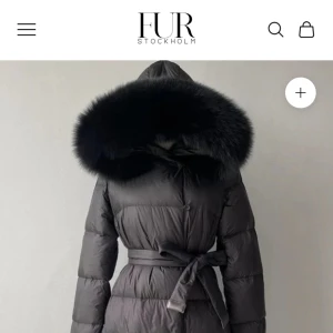 Fur Stockholm  - Köpt den för en månad sen tog på mig endast 3 gånger, säljer den då den är stor för mig den är i storlek M men passa även M.  Nypris 2799kr  Säljer den för 2000kr kan gå ner vid snabb affär 