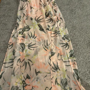 En fin lång sommar kjol från H&M - Använd vara en gång, fin med slit på båda sidorna. Täcker troslinjen så du behöver inte ha på dig nått under.