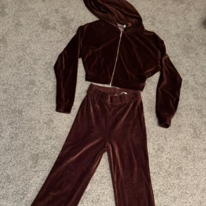 Velvour set från Nelly - En velvour set från Nelly. Utslängda byxor.