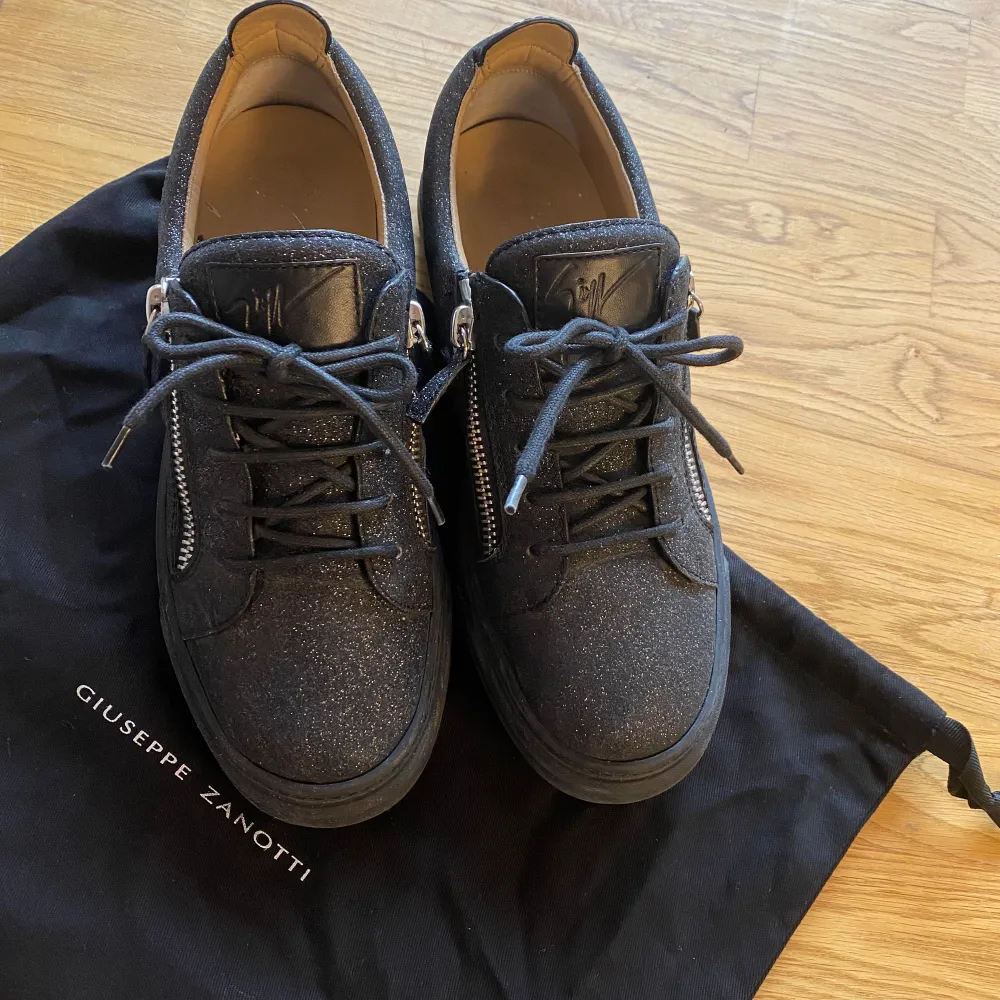 Jätte fina Giuseppe zanotti skor i storlek 39. Köpta för mindre än ett år sedan och bara använda ett fåtal gånger. Säljer för att de inte kommer till användning längre. Pris kan diskuteras vid snabb affär. Hör av dig vid frågor eller fler bilder! . Skor.