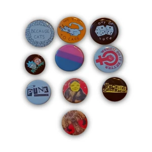 blandade PINS - blandade PINS 10kr/st, 3 för 25kr ,10 för 80kr möts upp i linköping, mjölby, skövde- postar även ofc ☆ DMa för fler frågor