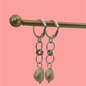 Raya earrings🐉 - Våra as balla Raya earrings i silver🐉 2st för 120kr, 1 för 65kr💍 Finns både i silver och guld💕