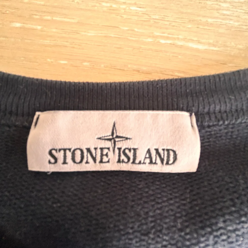 En snygg stone Island tröja med fickor i armarna. . Hoodies.