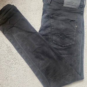 Replay Jeans - Ett par jävligt feta replay jinzzzzz💯😍❤️👆 Jävligt laidback grisch avicci👊 Dem är strlk 34 står det o dem e slim fit💯 Skick 10/10💯💯💯 Tar byten oxå kan mötas i tumba o tullinge o flemingsberg