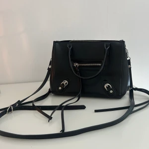 Axelremsväska NLY - Jättefin väska från Nelly som är slutsåld. Använder inte längre därav säljer jag den, den är i fint skick😊🩷(öppen för prisförslag)