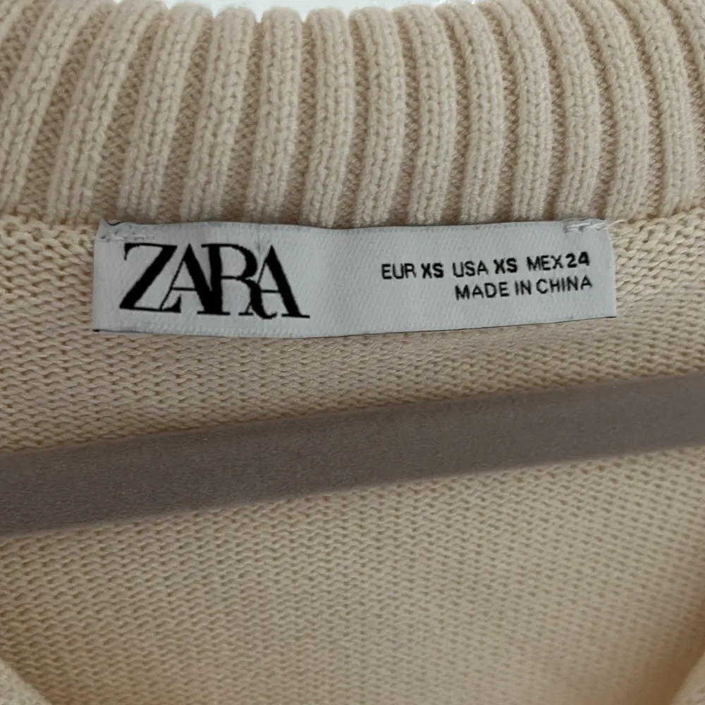 Jätte fin tröja från zara som är använd va 2 gånger och är i jättefint skick. Kom privat för fler bilder eller mer info💓. Tröjor & Koftor.