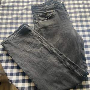 Ett par straight icon jeans från lager 157 i storlek m men sitter som en s/m. Inte helt nya men används sparsamt säljer för att dem är för små i färg svart.💕köpt för 400kr säljer för 250kr men går att pruta 💕💕