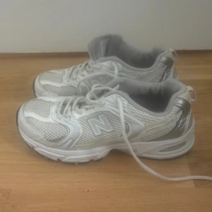 New balance 530 - New balance 530 skor i hyfsat bra skick. Köptes 2a hand men har ej använts då de e för små på mig med storlek 40/41 i skor. Passar antagligen en 38/39 men kan ej hitta texten där storleken står då det suddats bort. 