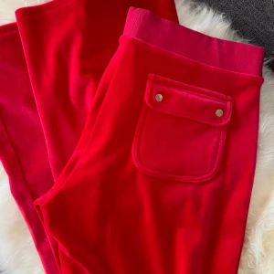 Juciy Couture byxor vintage - Juicy byxor i gamla modellen, storlek L. Bra om man gillar oversize. Går att justera med snörena.   Defekt på 1 knapp, inget som syns när fickorna är stängda, men går att laga. Annars i mycket fint skick. 