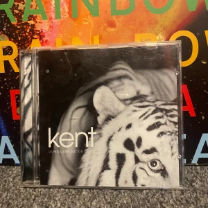 Kent cd - Vapen och ammunition, Kent. Inga repor, framsida och baksidan har disconnektat men sitter ihop fortfarande som stängd, å påverkar såklart inte själva skivan