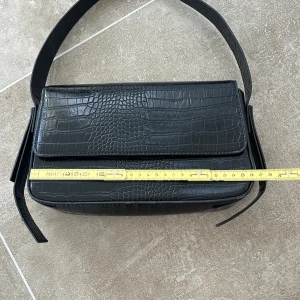 Svart väska bikbok - Väska från bikbok i fint skick.