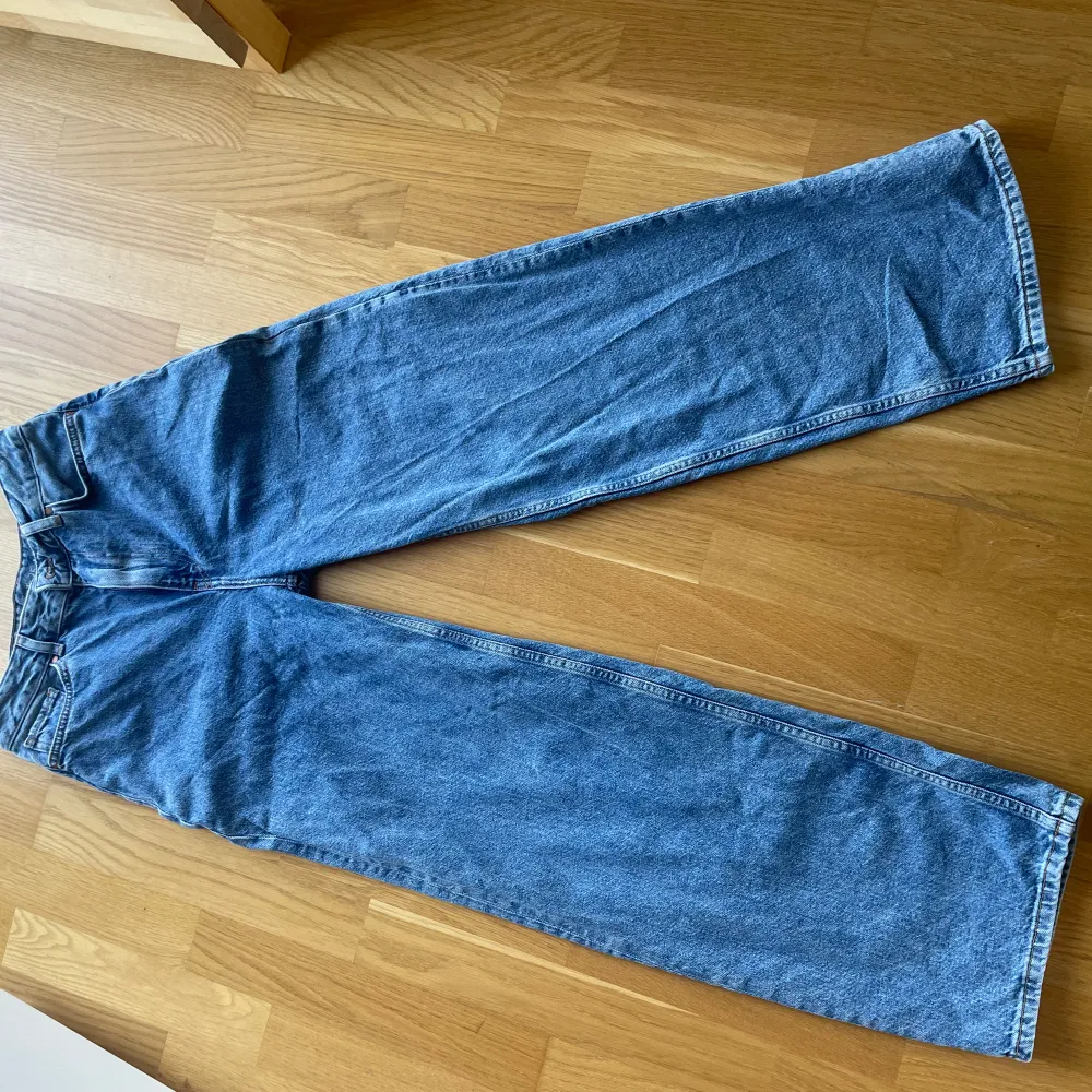 Never denim byxor. Baggy jeans som är stora i storleken så W25 passar mig som är 27-28. Jeans & Byxor.