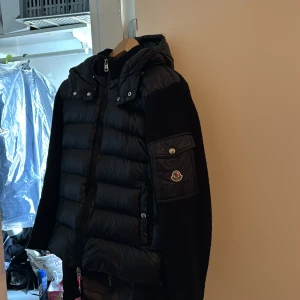 Moncler Cardigan - Tjena, säljer min moncler cardigan storlek S-M