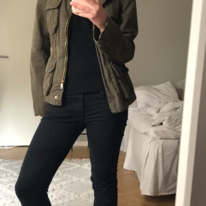 Vårjacka - Säljer denna jättefina vårjackan då den tyvärr är lite trång på mig💗
