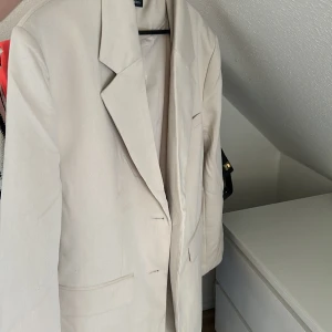 Beige kavaj - Jätte fin och stilig kavaj i storlek M, sitter fint lite oversized. Säljer pga får ingen användning av den. Helt ny aldrig använd Köptes för ca 499kr