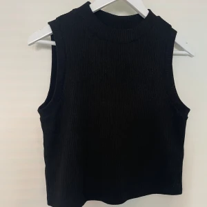 Linne/väst - Topp i storlek s i fint skick! Väst/linne man kan ha utanpå exempel skjorta ifrån Vero Moda.