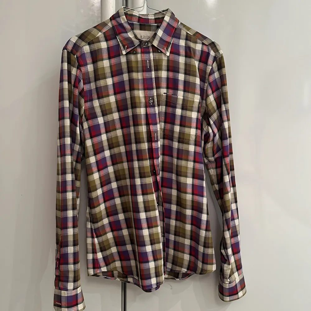 Mönstrad skjorta från Mauro Grifoni  Mycket fint skick, använd enbart enstaka gång! Skjortan tvättad och pressad på kemtvätt inför försäljningen  Storlek 39 (41cm bred och 72cm lång) 100% bomull. Skjortor.