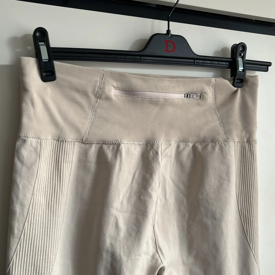 Beige träningsbyxor - 92