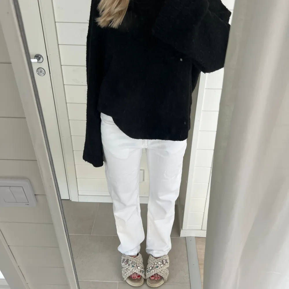 Vita jeans, skitsnyggt nu till våren och sommaren😍lite stora på mig som brukar ha S. Jeans & Byxor.