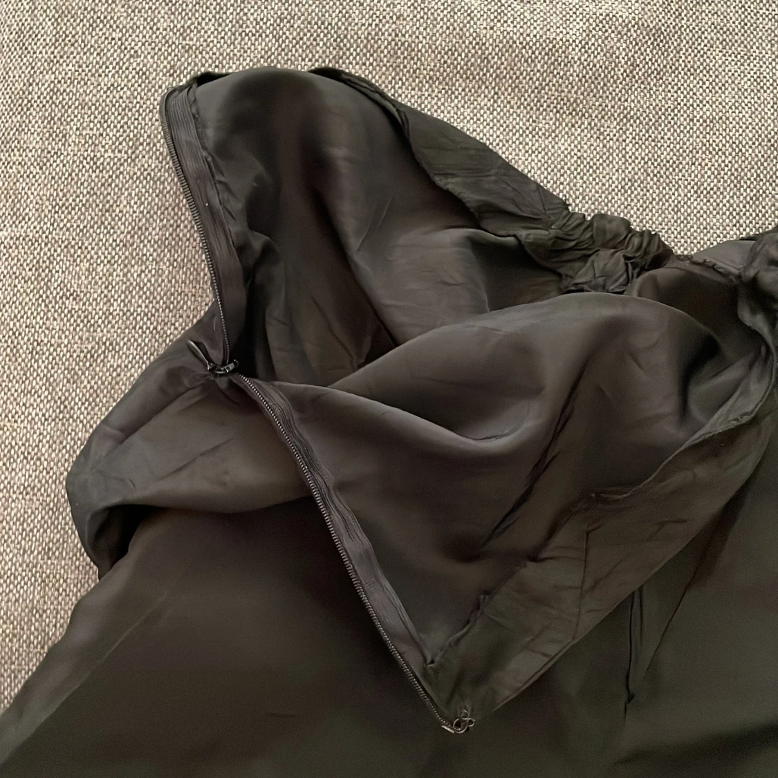 Lång svart kjol med reglerbar längd  - 2