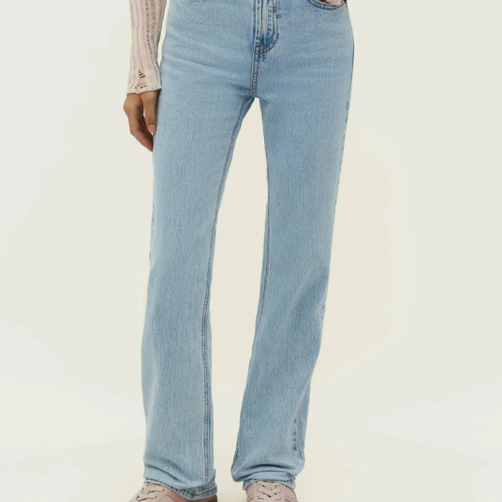 De kända jeansen från tiktok i färgen blue denim. Sitter fint och har bra stretch. Är dock små i storleken skulle säga att 38 sitter mer som en 36! Använda 2-3 gånger. . Jeans & Byxor.