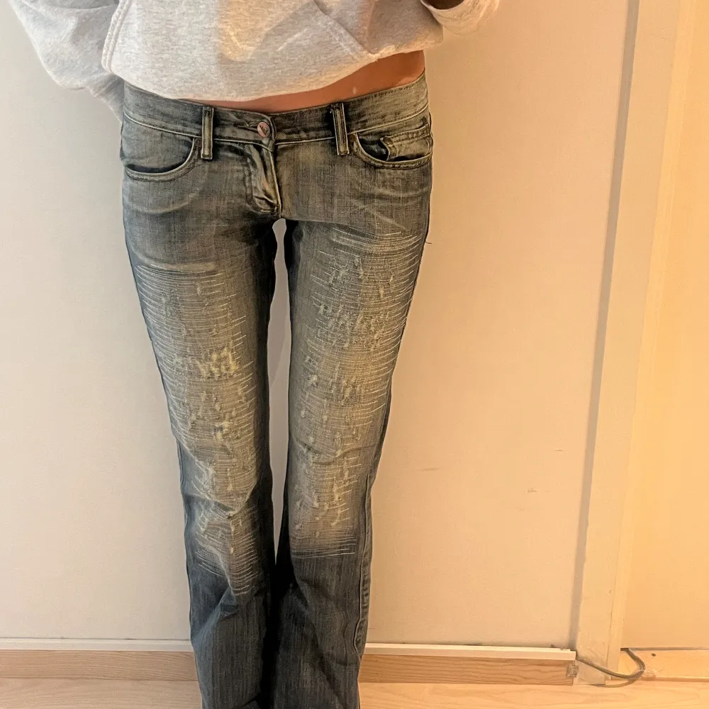 Jättesnygga Low waist jeans med coola detaljer💗. Jeans & Byxor.