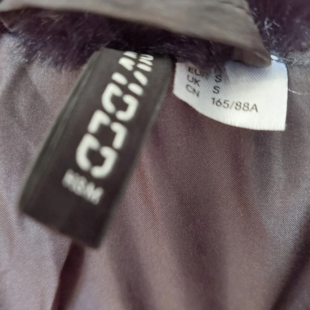 Svart faux fur-jacka från H&M Divided. Väldigt mjuk och skön. Knäppning fram. 100% polyester. Använd några få gånger.. Jackor.