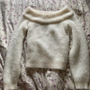 Vit stickad off- shoulder  - Hej! Säljer denna vita stickade off- shoulder tröjan. Otroligt bra skick och aldeig använd (den sticks inte). Priser går att diskutera! ☺️