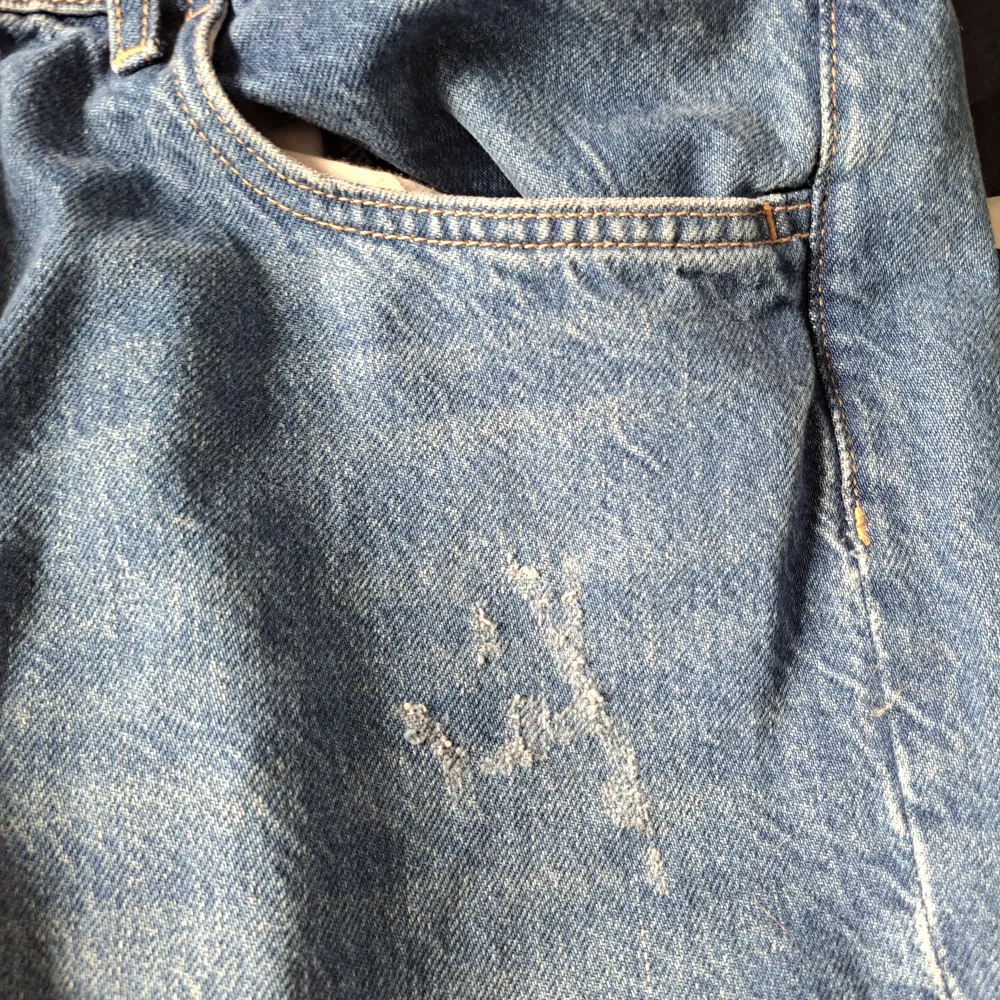 Jeans från H&M i straight fit. Blå med slitningar vid fickorna på framsidan. I fint skick. Storlek 44.. Jeans & Byxor.