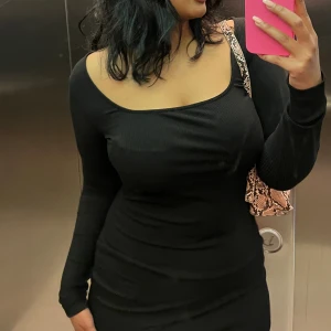 Svart klänning  - Super fin svart klänning! Skimsliknandd 