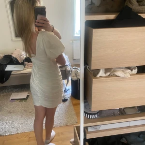 Student klänning  - Jättefin klänning perfekt till studenten. Aldrig använd men tvättad en gång ❤️