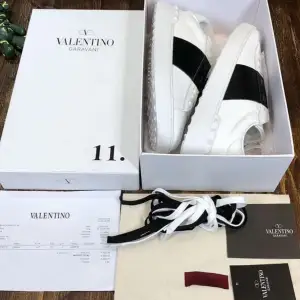 Feta Valentino skor med premium kvalite! Finns i olika färger  Ställ gärna frågor! 36-48 Kvitto box och dustbag medföljer 