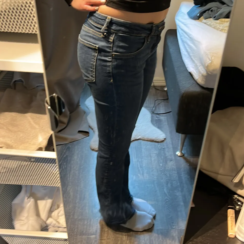 Low waist jeans ifrån zara i storlek 36 🫶 är 176 cm lång och har sprättat upp dom, lite för tighta för min smak, därför säljs ❤️. Jeans & Byxor.