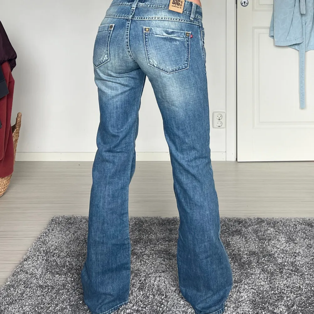 midjemått: 36.5cm rakt över, innerbenslängd: 80cm 💗 . Jeans & Byxor.