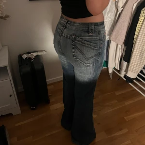 Utsvänga jeans med unika fickor! - Knappt använda, märket är mad jeans 🩷