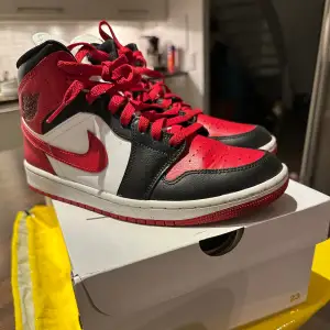 WMNS ARI JORDAN 1 MID  Strl 41 herrmodell  Är i fint beg skick, är knappt använd pga fel storlek. Köpt på JD sport Köpenhamn den 7 Jan -23 kvitto finns.  Kartong och JD påse medföljer  Skickar gärna men frakt tillkommer!!! Mitt pris 500kr Frakt tillk