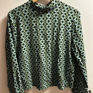 Blus - Fin blus, knappt använd. Storlek S