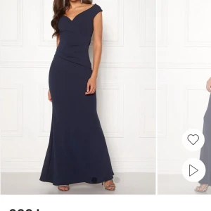 Helt ny oanvänd marinblå klänning stl S från bubbleroom  - Helt ny oanvänd marinblå klänning stl S från bubbleroom (perfekt till skolbalen) tänkt att ha på skolbalen men blev inte så, så säljer den vidare, nypris 999 kr, säljer för 750 kr, köparen står för frakten 