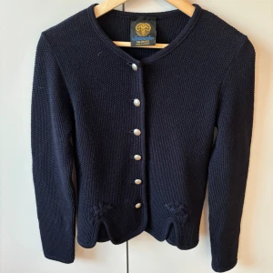 Stickad kofta  - Jättemysig stickad kofta som är av jättebra kvalitet. Vet inte var den är köpt men jag vet att den är köpt dyrt iallafall. Säljer för att den aldrig kommer till användning. Så gulliga detaljer också. Kan tänka mig att sänka priset eventuellt. 