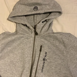 Sail Racing  - De är en sail racing zip up i storlek 176 den är 8/10 i betyg den är bra använd och sitter bra de är inget hål eller liknade på tröjan.