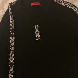 Äkta hugo boss sett  - Äkta hugo boss sett skriv vid frågor   Byxor L passar som M  Tröjan S 