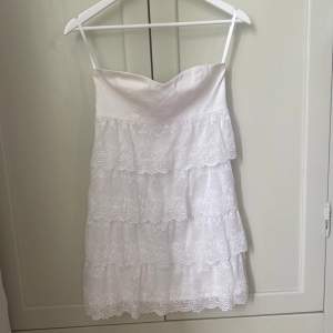 Sååå söt off shoulder klänning från MQ som är perfekt i sommar eller till student och skolavslutning. Den är i nyskick och i storlek 36. Om ni vill ha fler bilder så är de bara att skriva 🌸😻🤩💕