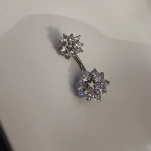 Navel piercing  - Aldrig använt 