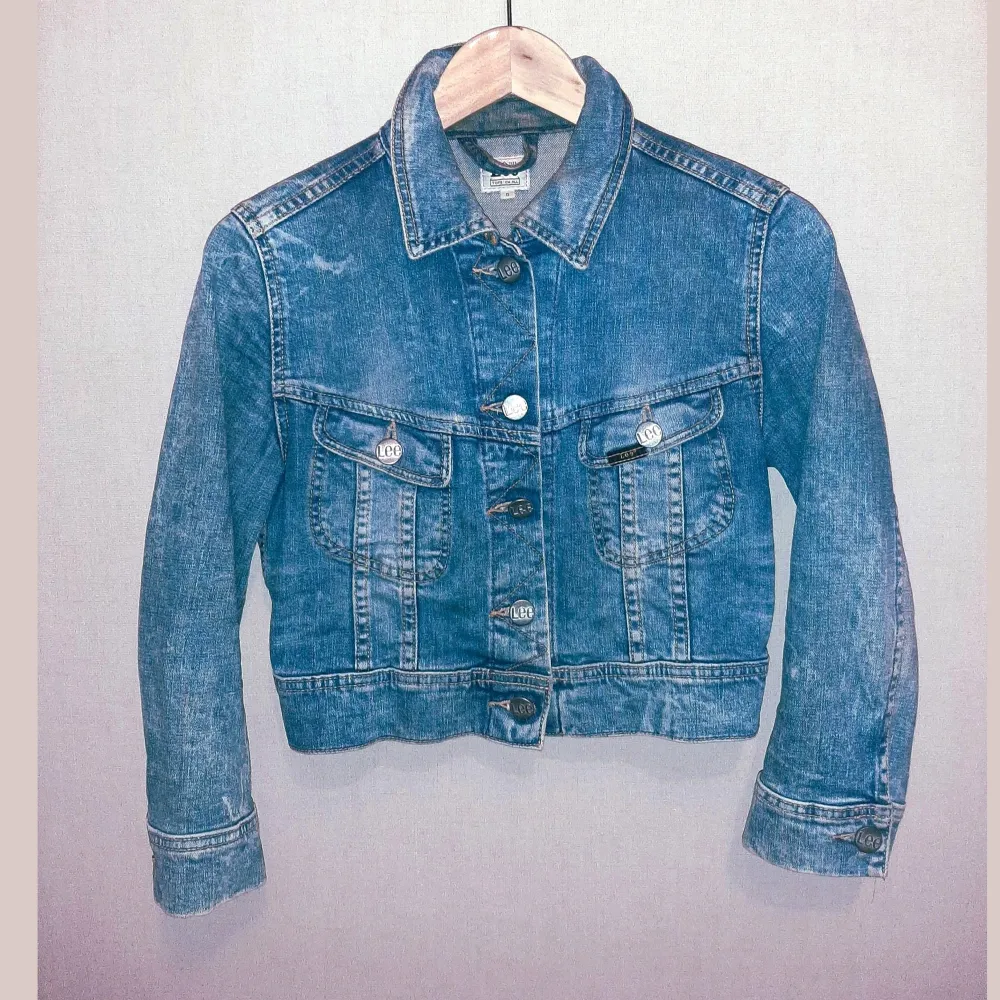 Ljusblå, croppad jeansjacka från märket Lee.  Knappt använd och i perfekt skick. Passar bra till högmidjade byxor. Strlk: S.. Jackor.
