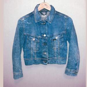 Ljusblå, croppad jeansjacka från märket Lee.  Knappt använd och i perfekt skick. Passar bra till högmidjade byxor. Strlk: S.